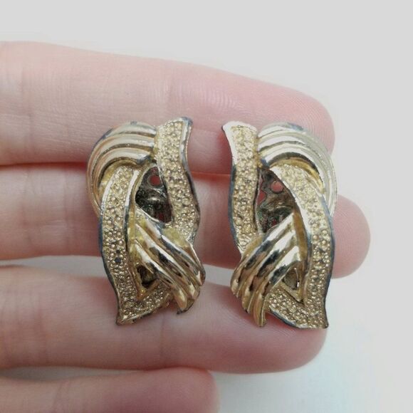 Vintage Retro Gold Tone Clip On Earrings, Woven Abstract 80s Style Design, Estat - Picture 1 of 6